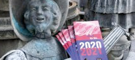 Stolz  präsentiert Simplicissimus am Lippstädter Bürgerbrunnen den druckfrischen Flyer 2020/2021 des Städtischen Musikvereins Lippstadt e.V.